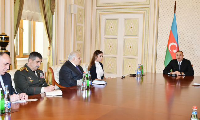  El presidente azerbaiyano ha presentado a Mehribán Aliyeva en la reunión